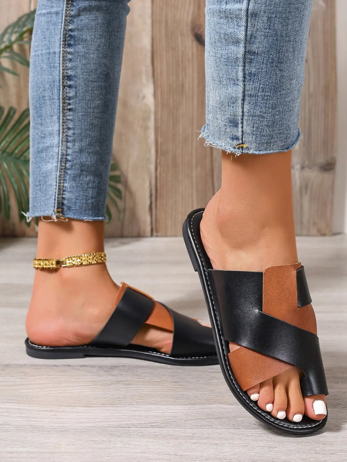 Color Matching Toe Covering Flat Slippers