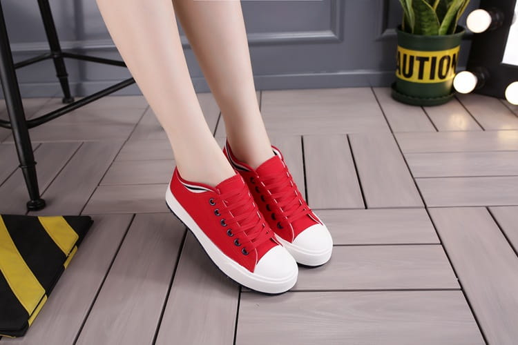 Casual canvas shoes