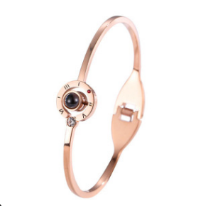 Rose gold four-leaf clover bracelet in Japanese and Korean design, featuring black alloy.