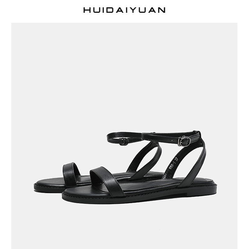 Un Mot Avec Des Sandales Plates Chaussures