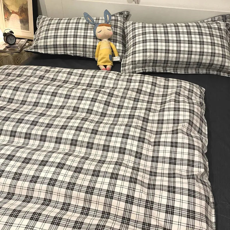 Three-piece plaid bedding set designed for single bed sheets in student dormitory.