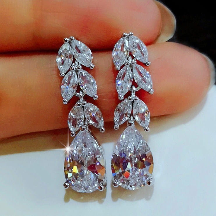 Sparkling teardrop earrings for women, ideal for weddings, in a gold finish.
