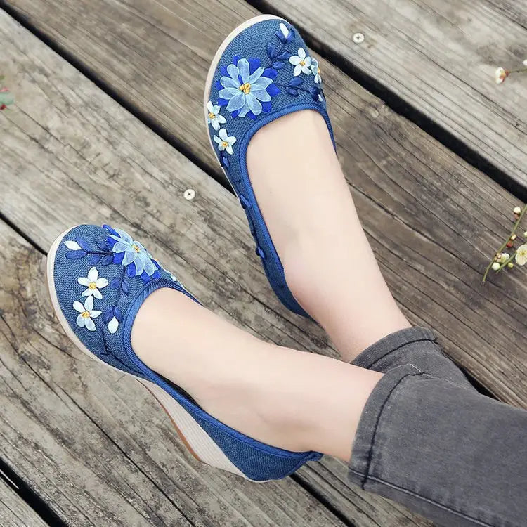 Women’s canvas shoes