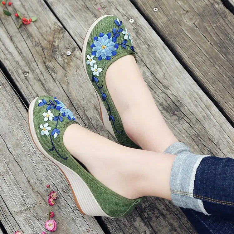 Women’s canvas shoes