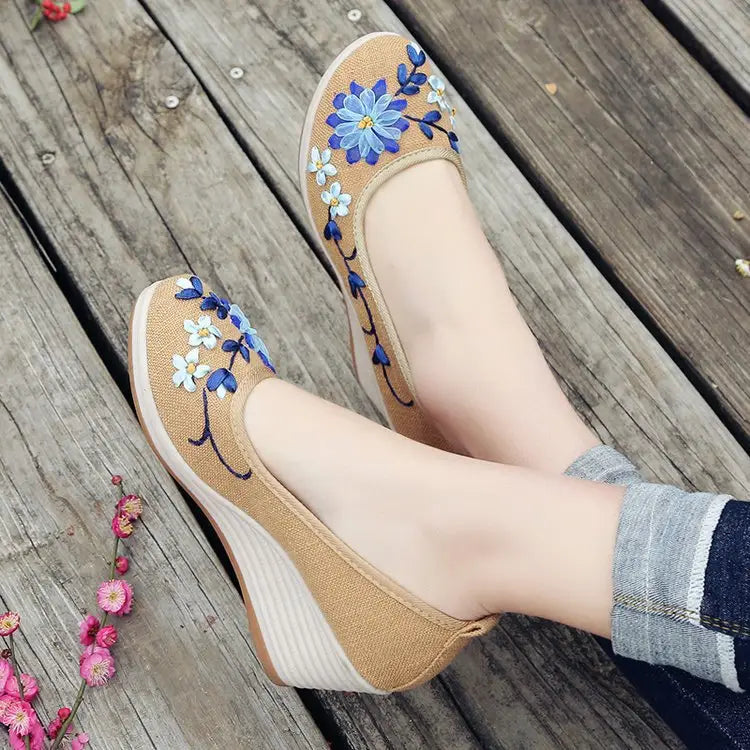 Women’s canvas shoes