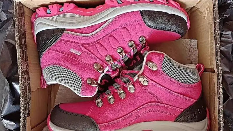Hi-top hiking shoes