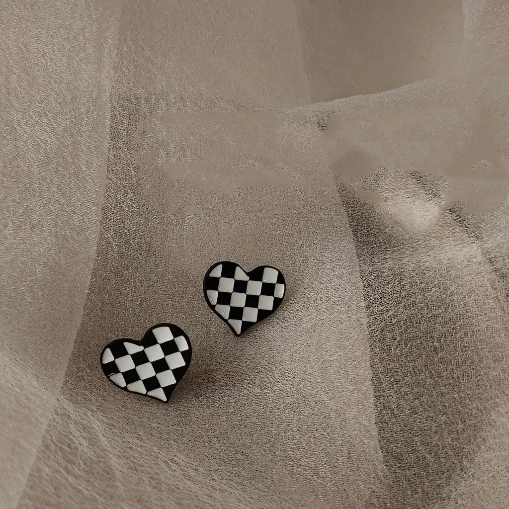 Checkered heart earrings from Chessboard Plaid Love High-grade Cold Style set.