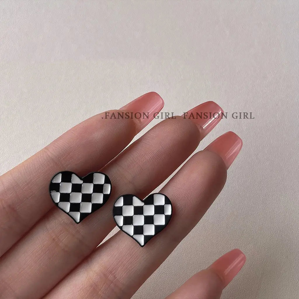 Checkerboard heart earrings from Chessboard Plaid Love High-grade Cold Style set.