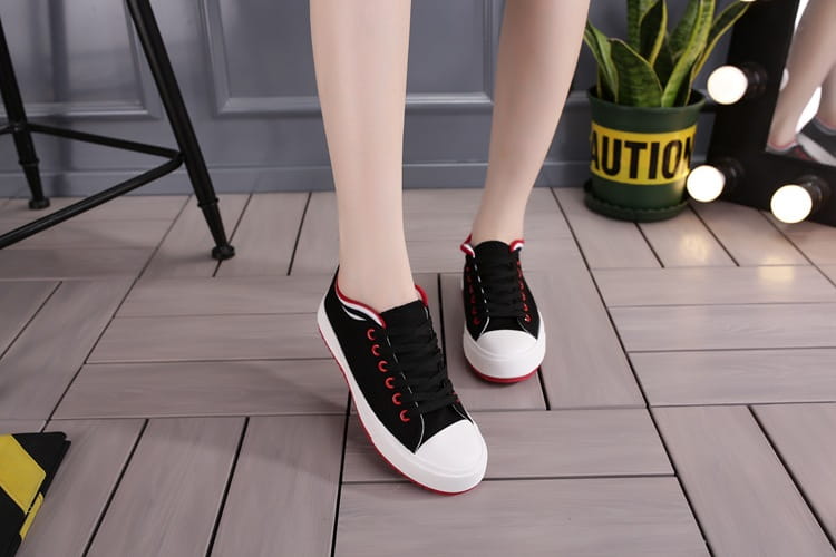 Casual canvas shoes