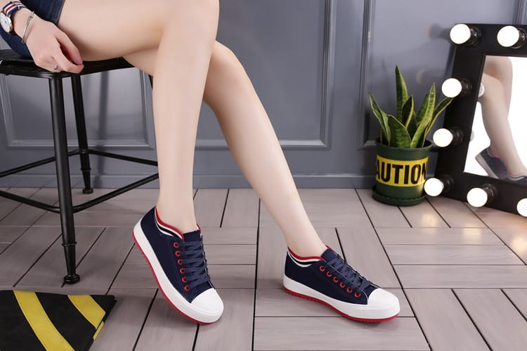 Casual canvas shoes