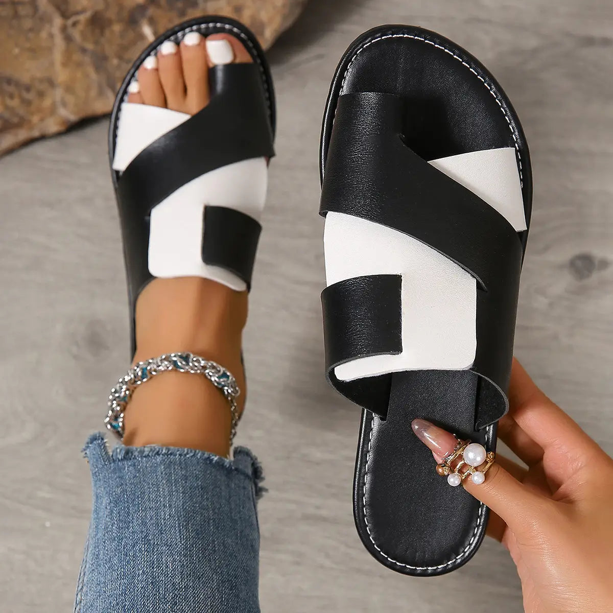Color Matching Toe Covering Flat Slippers