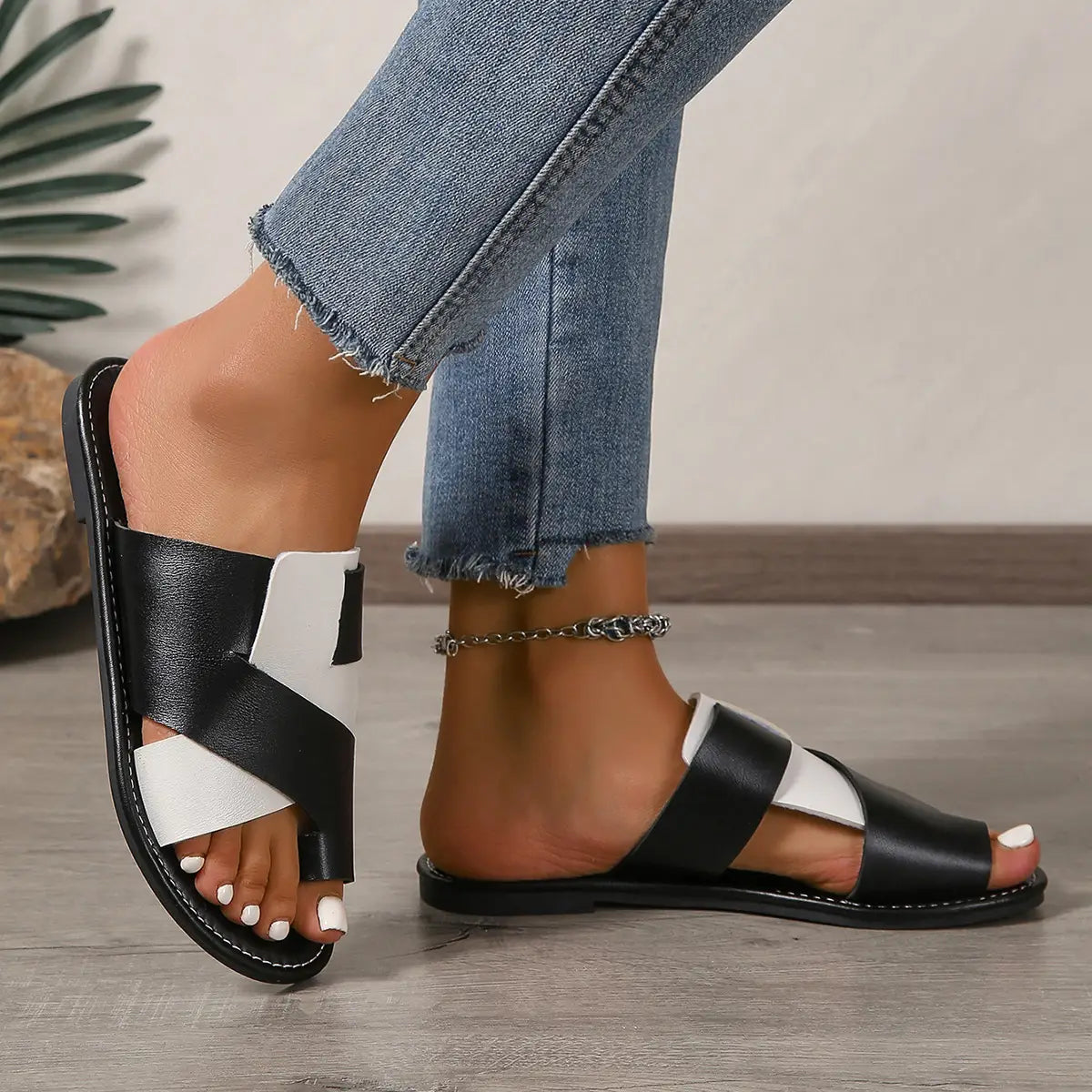 Color Matching Toe Covering Flat Slippers