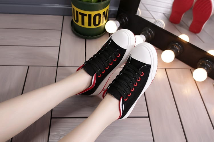 Casual canvas shoes