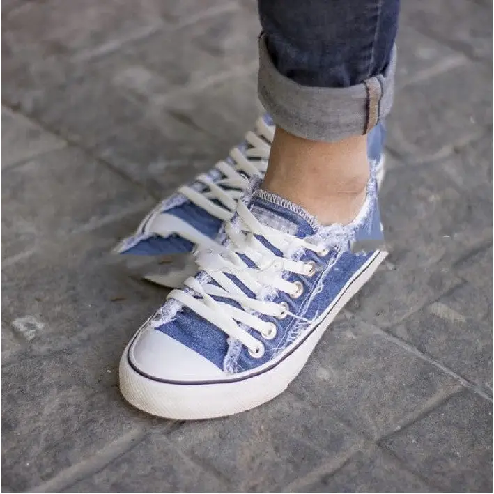 Distressed low-top canvas shoes - Light blue / 39