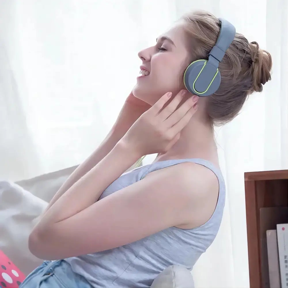 Head mounted wired earphones for e-sports chicken eating with microphone for phone and computer calls universal