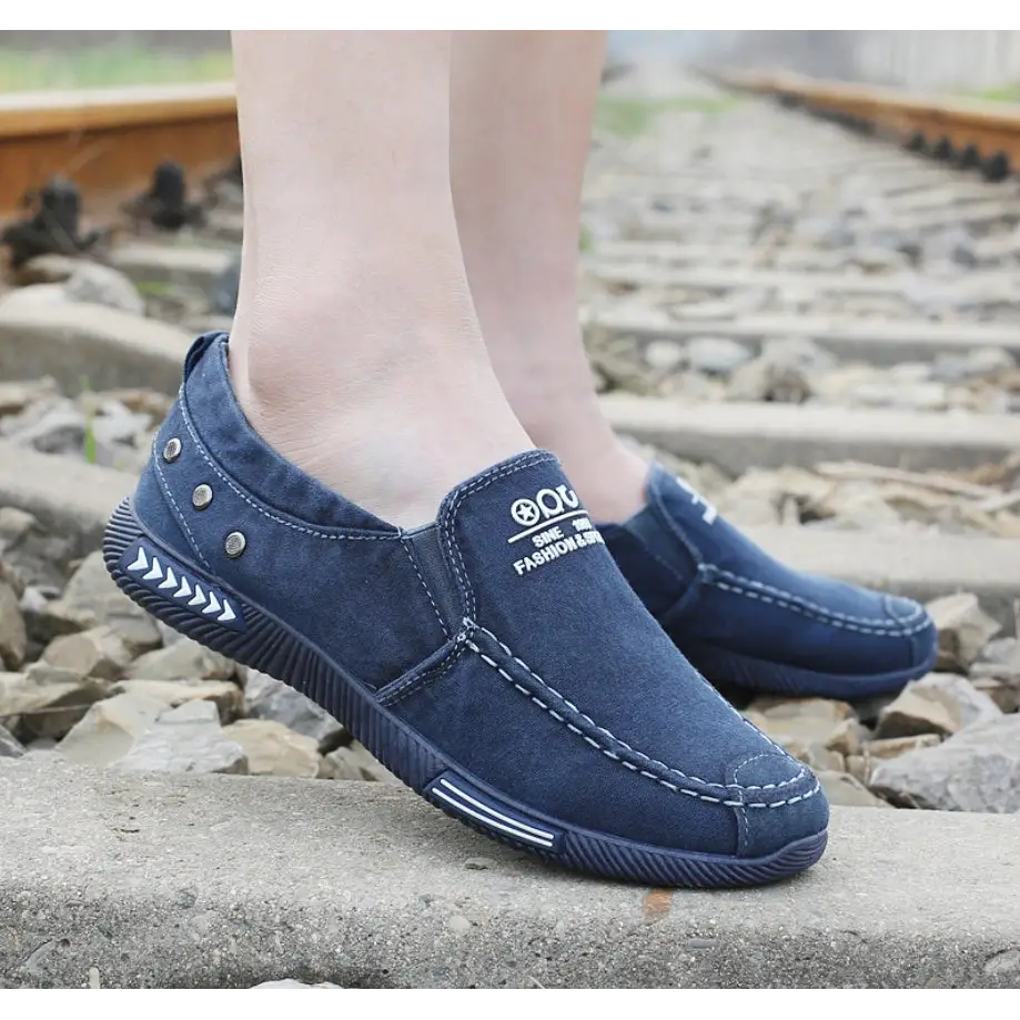 Men’s canvas shoes with a pedal