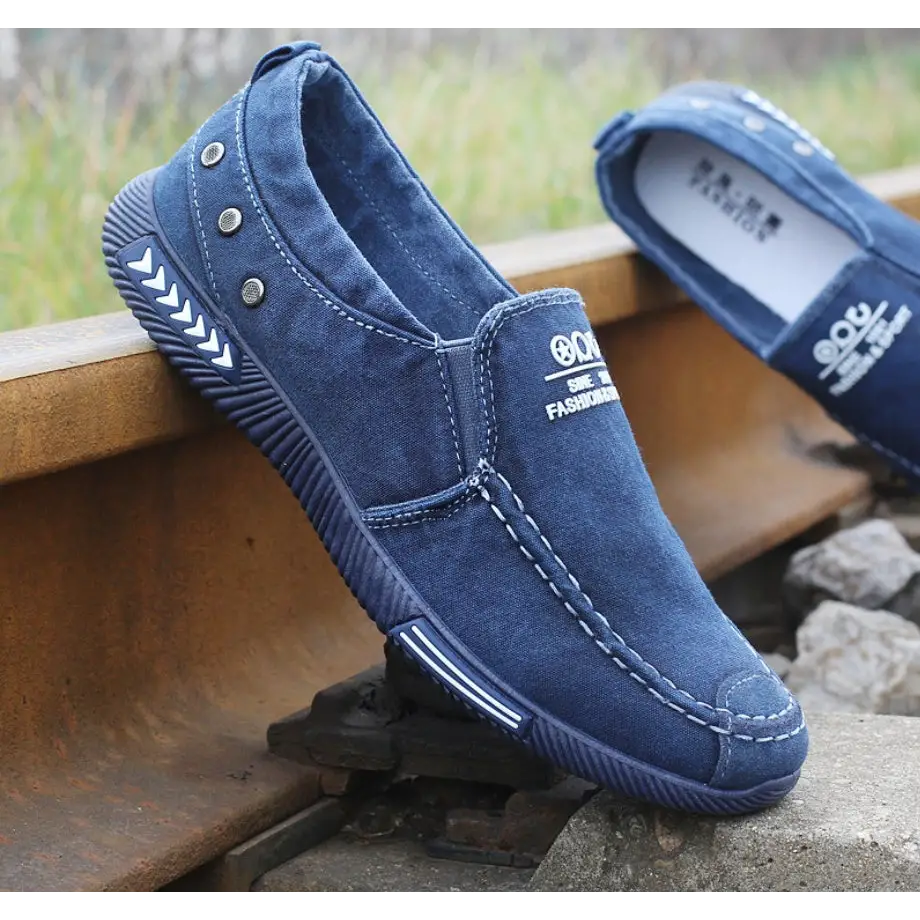 Men’s canvas shoes with a pedal