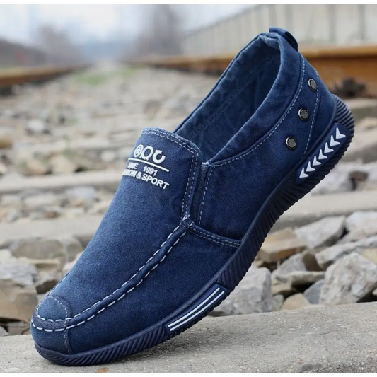 Men’s canvas shoes with a pedal