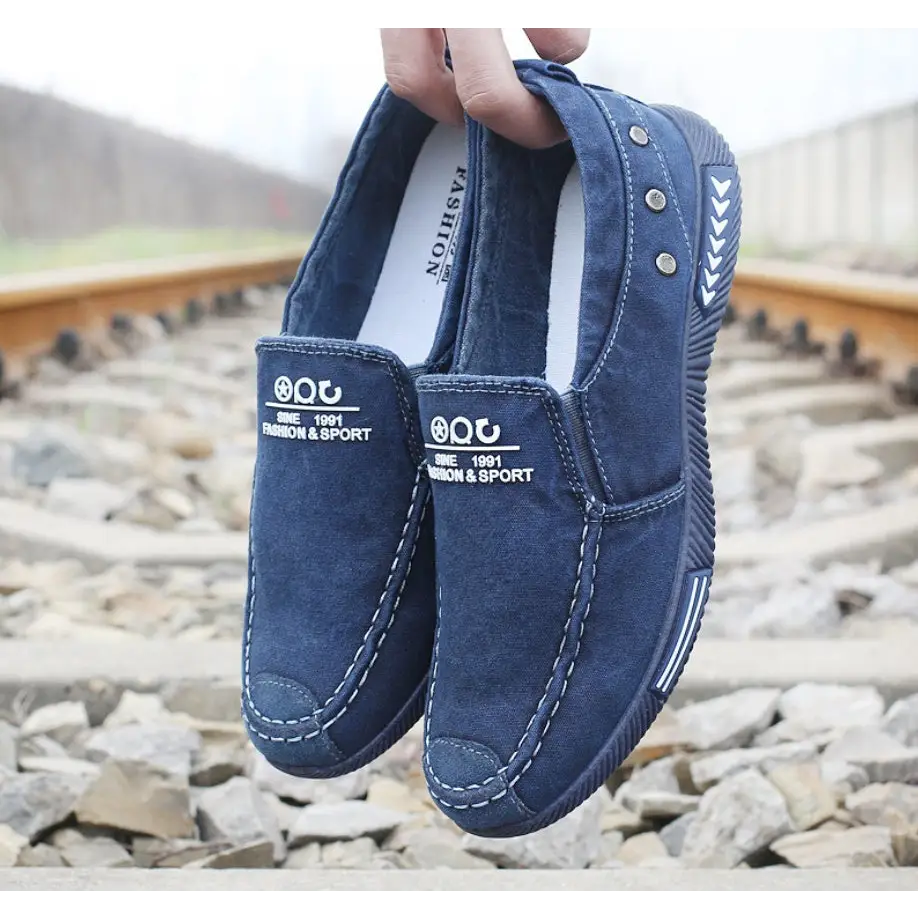 Men’s canvas shoes with a pedal
