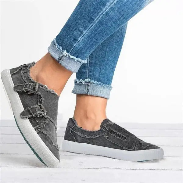Metal buckle canvas shoes